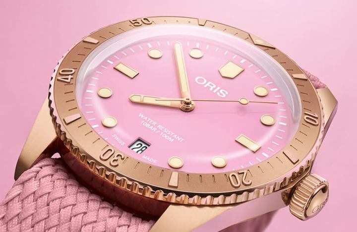 手表采用青铜表壳，搭配石英粉等粉嫩色系面盘，赋予整体抢眼视觉效果。