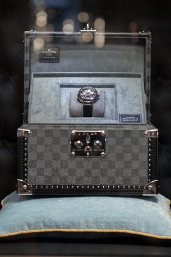 巴黎旺多姆广场，Louis Vuitton路易威登全新钟表珠宝专卖店内展示的腕表
