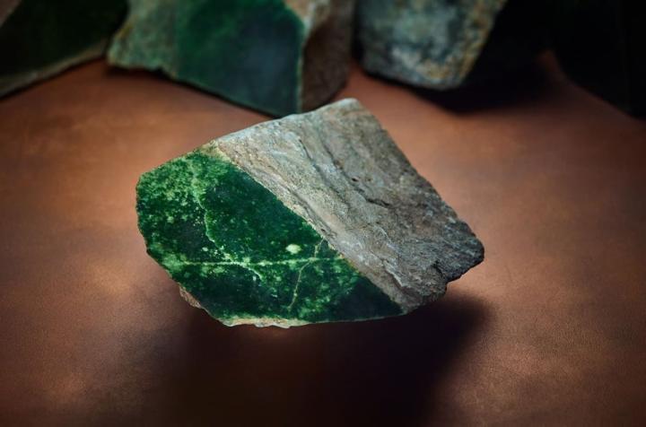 亨利慕时特别选择产自美国怀俄明州的同名玉石，其浓度相当少见，呈现饱和的橄榄色调。