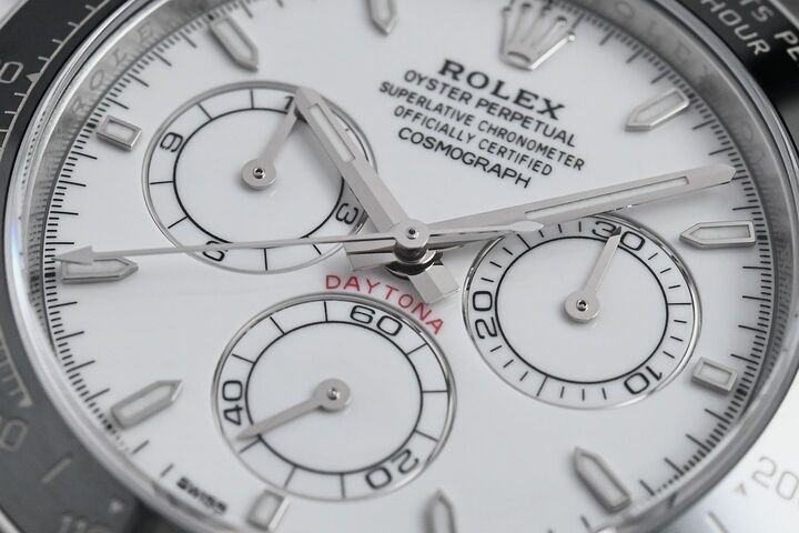 表盘沿用传统大明火珐琅工艺，搭配劳力士专属研发技术。传统珐琅工艺普遍使用金属基底，本作将珐琅釉料涂刷在陶瓷板材表面，涵盖主表盘与三块计时副盘，计时盘烧制结束后装配至黄铜底板。