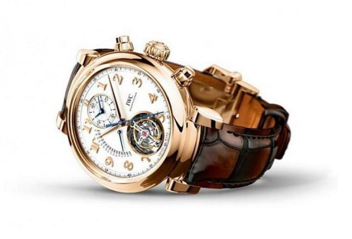 整洁的白色面盘清晰指示各项讯息，6点钟位置的陀飞轮装置很是吸引人目光。