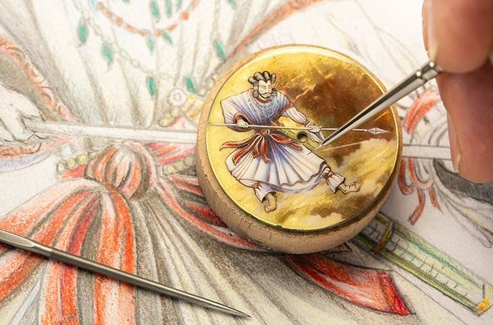 经由珐琅彩绘工艺，将凹雕日本神祇图案描绘得栩栩如生。