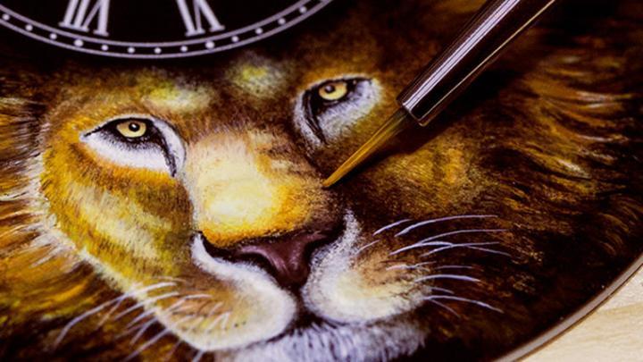 工匠在黑色大明火珐琅面盘上一笔一画细心画上狮子的神态细节，且由于彩绘皆以手工完成，因此本款限量的28只图案可以说是同中有异，独具匠心
