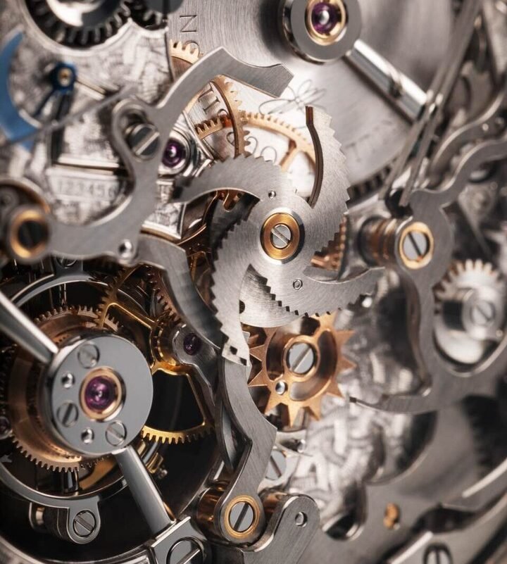 报时机构内置调速飞轮（regulating flywheel），保障动能输出持续稳定，奏响节奏均匀流畅的音律。