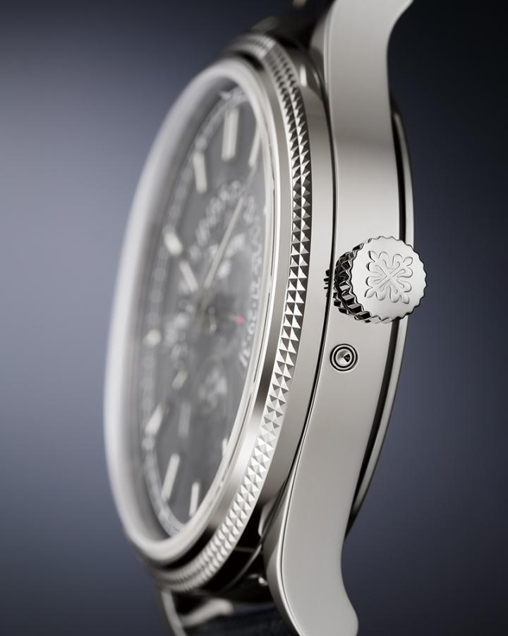 6159G-001 自动回位日期显示万年历腕表的 18K 白金表环上装饰了著名的巴黎饰钉 (Clous de Paris) 交错图案，是百达翡丽最具识别性的装饰设计之一。