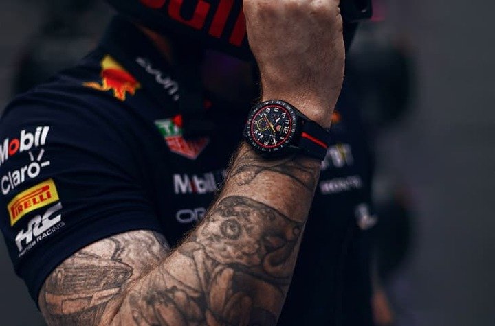泰格豪雅睽违一段时间再度与F1甲骨文红牛车队联手打造手表，这次双方以Connected智能表为基础。