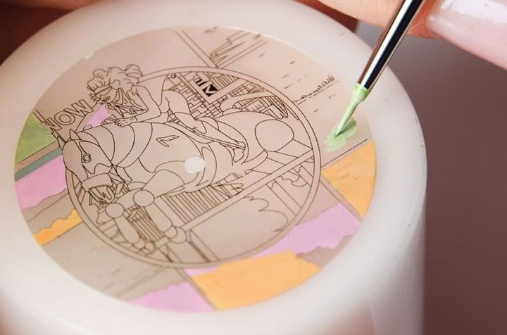 手表面盘以两层珍珠母贝组成，其中第一层会先划上漫画分格画面、背景轮廓等。