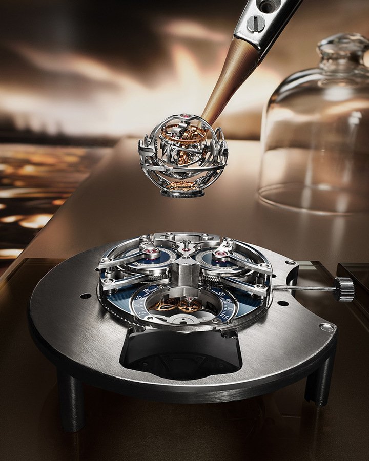 为了提升等时表现，Gyrotourbillon À Stratosphère 天极球形陀飞轮配备了圆柱形游丝，这种形状能确保摆轮在任何方位、摆幅或动力储存状态下，都能保持完美的同心圆律动。其三个钛金属陀飞轮框架分别沿着 X、Y、Z 轴以三种不同速度旋转：内层框架为 20 秒，中层 (基准) 框架为 60 秒，外层框架则为 90 秒。