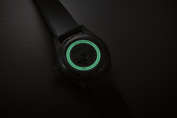 表背采用透明蓝宝石水晶，外圈设有Super-LumiNova®夜光涂层，并镌刻“Hölstein Edition 2025”字样。