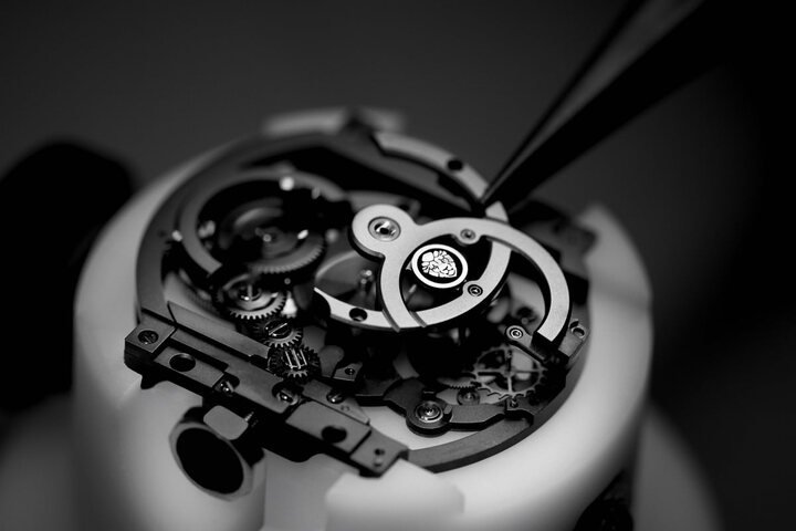 Caliber 3延续Caliber 2的镂空概念，轮系呈现一直线的排列，让镂空更有通透感
