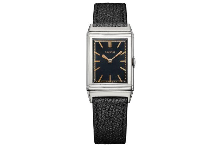 Reverso 1931 翻转系列腕表，配备当年被誉为 "未来表盘" 的黑色表盘，在以银色表盘为主流的年代可谓大胆之选。
