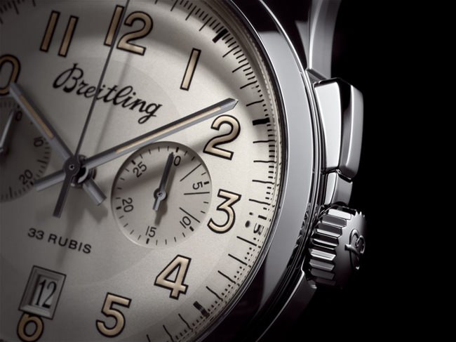 百年灵Transocean Chronograph 1915腕表搭载瑞士官方天文台认证（COSC）百年灵自制B14机芯