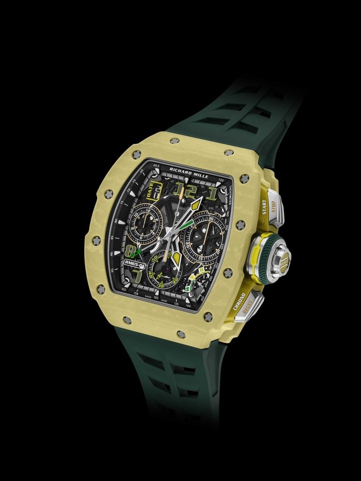 沙色 Quartz Tpt® 表壳为 RM 65-01 原本强烈的赛车风格添上更沉稳的调性；深绿色表带与盘面上的绿、黄点缀彼此呼应，也让整体配色在科技感之中带着几分自然气息。