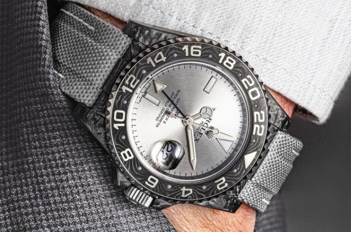 Silver C佩戴在手上虽然低调，但却非常独特，碳纤维表壳比起金属表壳轻盈的特性也会让佩戴者相当有感。Source：Designa Individual Watches
