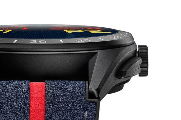 Connected Calibre E4 45MM x Oracle Red Bull Racing Edition以DLC钛金属制作45mm大器表壳。