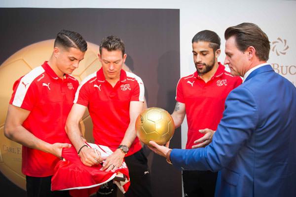 球员留下纪念签名