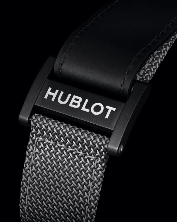 灰色高科技复合材质表带搭配Velcro尼龙表扣，让人更易于穿脱手表。