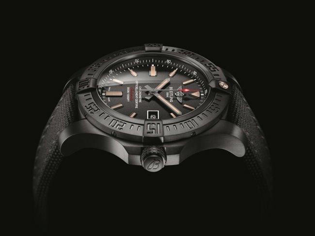 BREITLING Avenger Blackbird复仇者黑鸟侦察机腕表， 大气非凡的48毫米表壳拥有更纤薄、更符合人体工程学的流线型设计