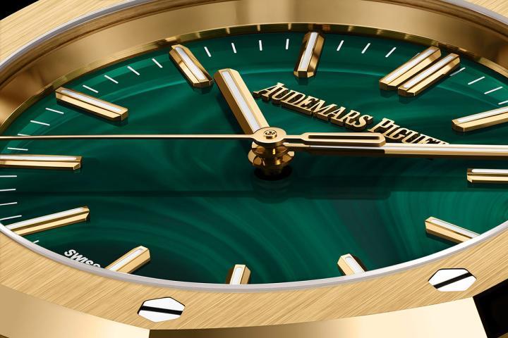 绿色孔雀石凭借其鲜亮的色泽与独特的条带纹理备受青睐，而这两大特质均源于其天然晶体结构。其极具辨识度的条带纹理形成于晶体生成过程，使得每一枚孔雀石表盘都具备独一无二的视觉美感。