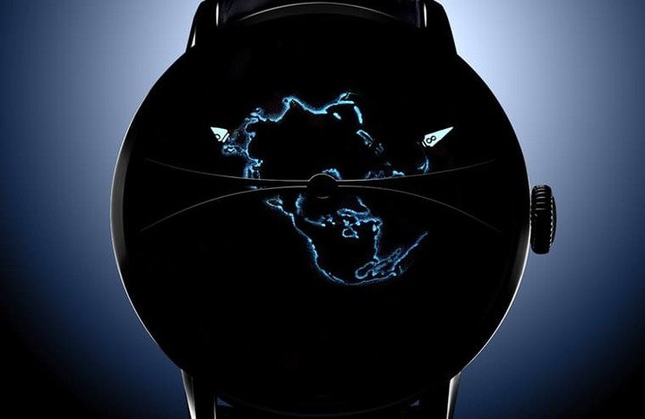 地图图案海岸线的边缘皆涂上Super-Luminova夜光涂料，在黑暗处仿佛深海中的珍宝般令人眼睛一亮。