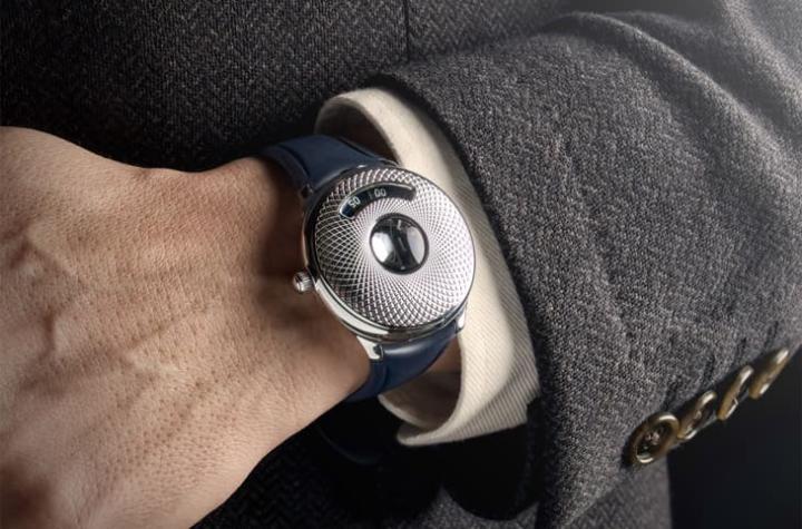 为纪念品牌复兴十周年，手表以跳时重新诠释十九世纪怀表精神，展现 CZAPEK 对时间语言的全新想像。