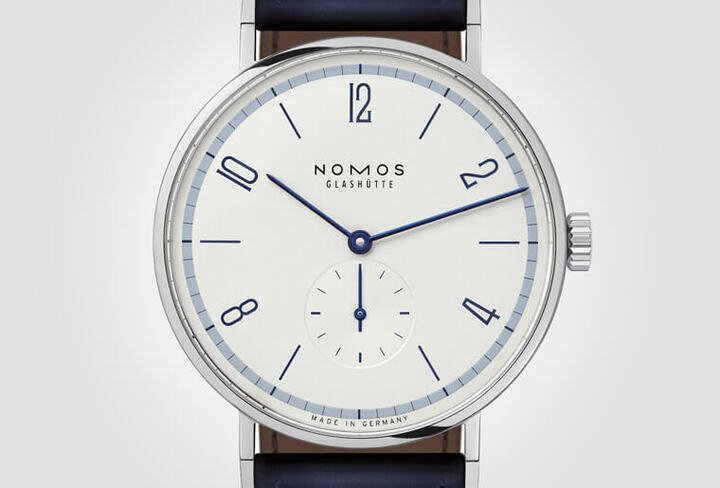 NOMOS推出以日本四季景观为灵感的Tangente系列新作，其中象征夏天的蓝色款式以俐落的白色面盘搭配浅蓝色刻度环展现夏日的自在悠闲风格