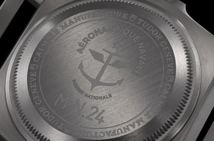 底盖刻有烘托Pelagos FXD设计渊源的法国海军相关图案。