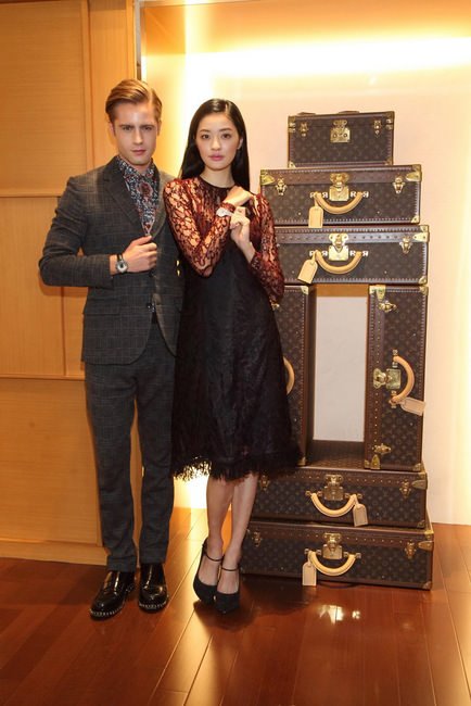 男女模特儿现场演绎LV华美腕表