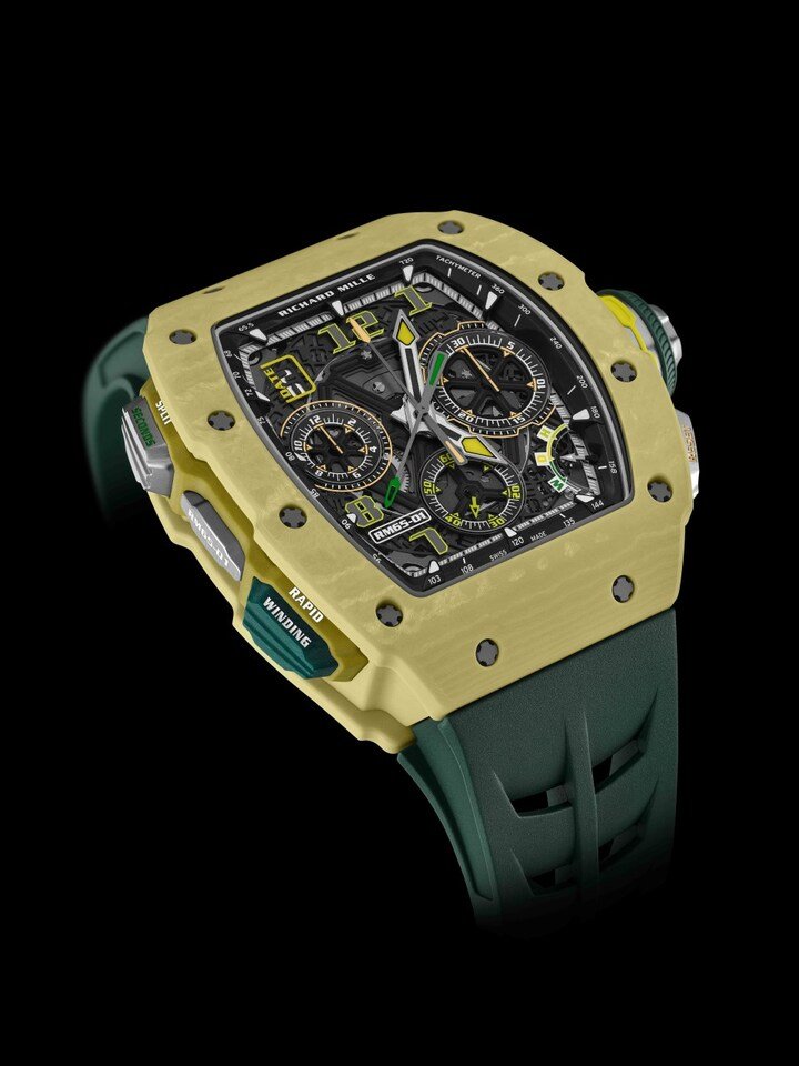 全新 Richard Mille RM 65-01 双秒追针自动上链计时码表，以沙色 Quartz Tpt® 石英纤维打造酒桶形表壳，搭配深绿色表带与鲜明的黄、绿细节，在强烈机械感之外，增添一抹来自沙丘与大地的自然气息。