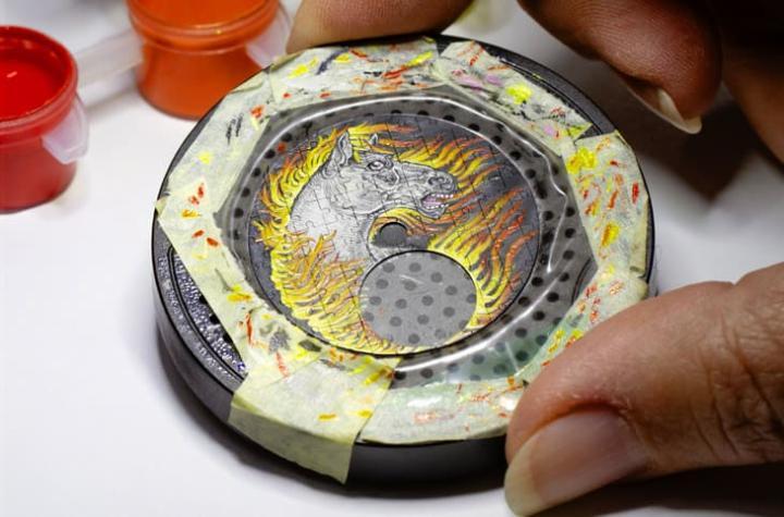 陀飞轮后方预留空间镶嵌火欧泊，象征火马年能量核心，强化主题意象与精神连结。