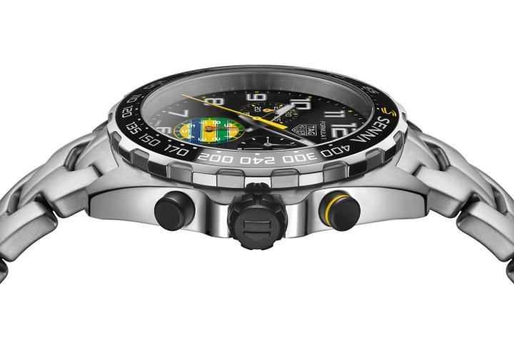 黑色放射状太阳纹磨砂表面，搭配设于 6 点钟位置的 1/10 秒计时盘的黄、红、绿、蓝色细节，完美呼应塞纳非凡赛车传奇的标志性色彩。