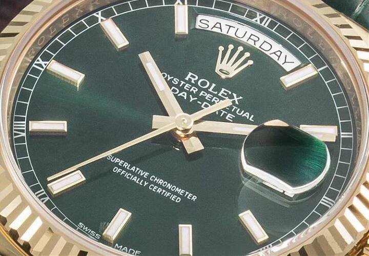 招牌皇冠标志与经典绿色，都是专属于ROLEX的品牌特色，反映出品牌固有的优雅气质和永恒风格，平时佩戴也有低调中带点奢华的感觉