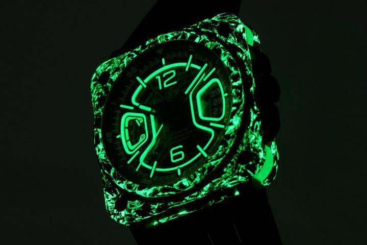 BR-X3 Night Vision 表盘有独特的多层镂空 X 形结构，并以绿色夜光点缀，从绿色蓝宝石玻璃表镜，可见玻璃表盘的荧光绿色镂空布局。