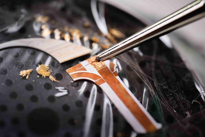 拱门部分采用两种石材制作：乳白色的卡乔龙石和萨朗科兰大理石，后者产自法国上比利牛斯省，与凡尔赛宫镜厅的大理石来自同一采石场。