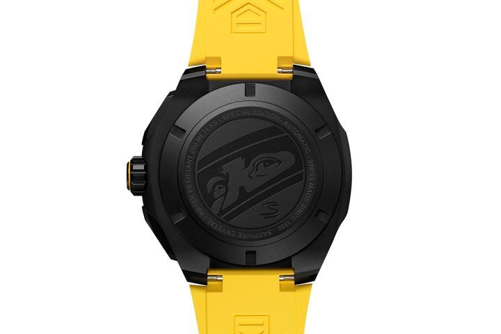 表背镌刻塞纳戴着赛车头盔下的锐利眼神，目光如炬，唤起他曾令世界屏息的瞬间。