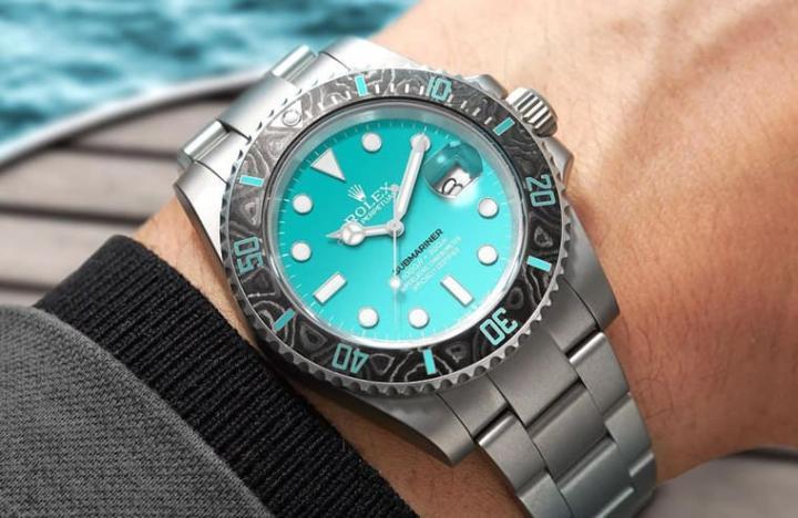 Submariner Aquamarine佩戴上手呈现出表壳与面盘色调的对比感，自然有股吸引别人目光的魅力。Source：Designa Individual