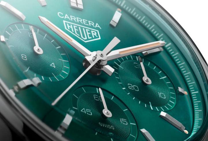 泰格豪雅迎向时代潮流，推出改用绿色面盘的复古Carrera计时码表，表款一方面展现灵感源自1963年古董赛车表的风格，同时也用活力绿色诠释现代精神