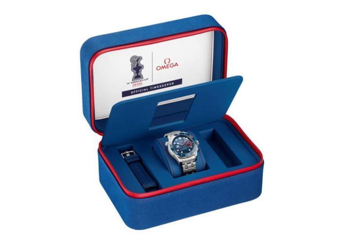 海马潜水300米美洲杯计时码表专属的深蓝色表盒，上面印有美洲杯Logo以及品牌额外附赠的橡胶表带