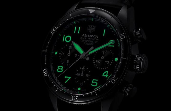 时标与指针接涂有Super-LumiNova®夜光涂层，确保手表在暗处仍能看得清楚。