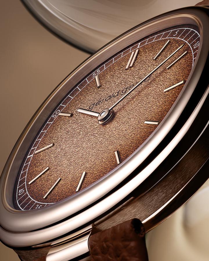 与表壳色彩相互呼应的表盘布满细腻的颗粒质感，衬托精简时分双针，魅力纯粹动人。