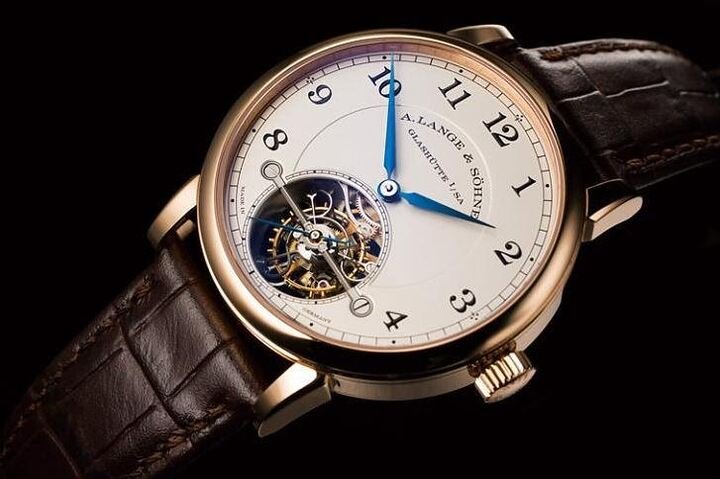 1815 Tourbillon简约的设计借鉴了经典怀表的标志元素，包括蓝钢指针、阿拉伯数字时标等，并在简约中确保所有显示清晰易读