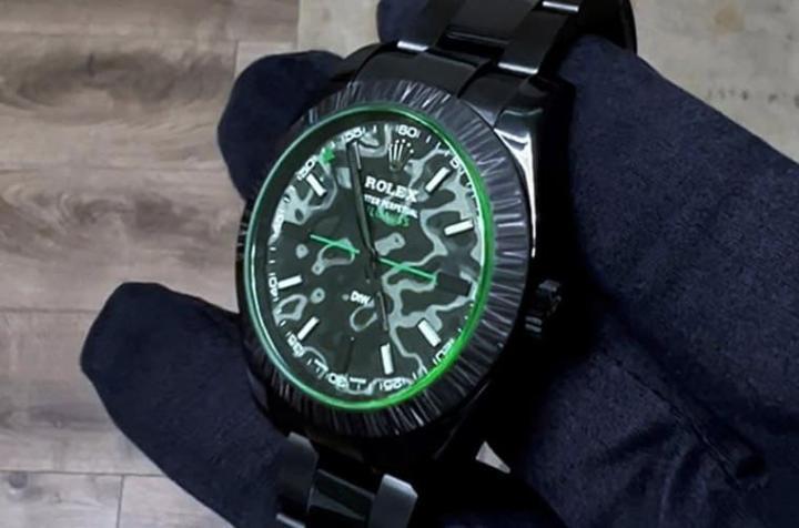 碳纤维表圈和面盘加上绿色细节的点缀，使手表诠释出耳目一新的风格，搭配全黑的表壳与连带，视觉惊艳度不在话下。Source：Carousell