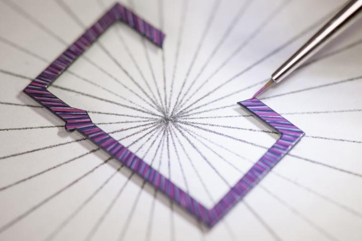 经理人镂空陀飞轮超时空腕表的具备大范围的镂空以及陀飞轮等级的复杂度，此次雅典表于机芯桥板上巧妙利用极为精密的微型画工艺，勾露出一道道色彩缤纷的放射状线条