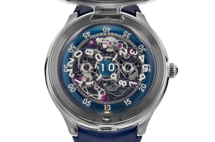 按下按把掀开表盖，跳时与轨道式分钟的立体结构立刻展露，机芯运作仿佛精密仪器般跃动。