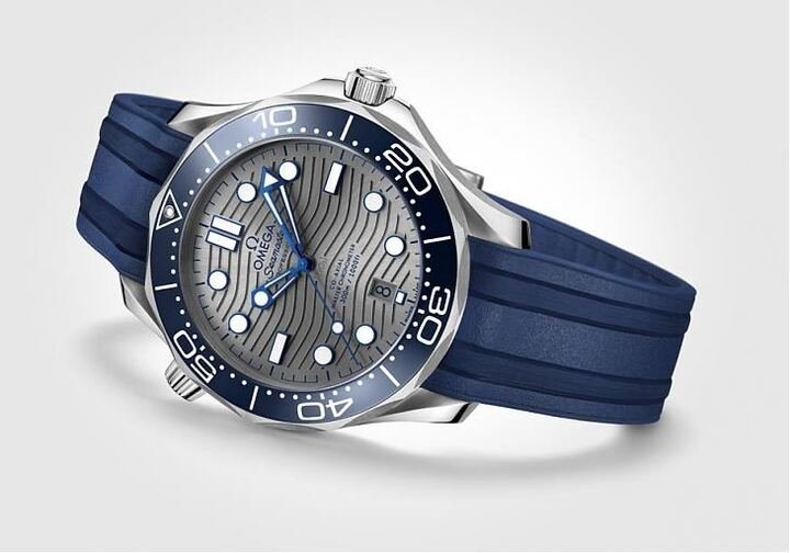Seamaster Diver 300M 2018年推出多种材质或配色改款（加总共14款），此次欧米茄将表壳加大至42mm，佩戴上手更感大气