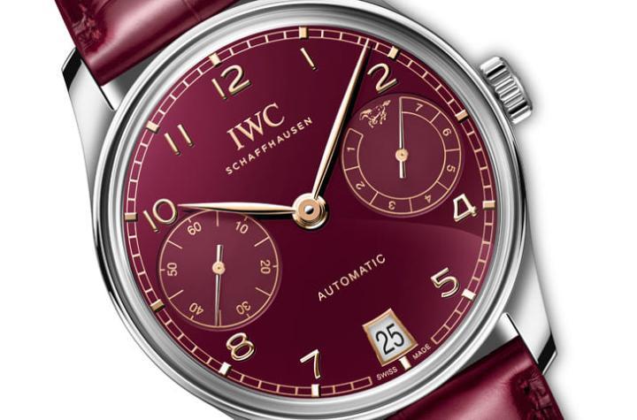 酒红表盘呼应农历新年吉祥红，象征好运、成功与活力，动力储存显示盘上亦有骏马图案，增添生肖文化特色。