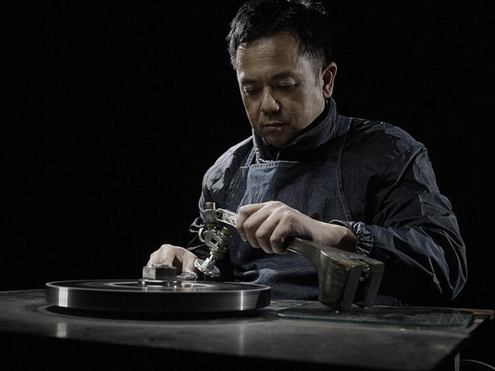 日本宝石切割大师小松一仁负责制作MRG-B2000BS的表圈，他采用自己拿手的镜面切割手法赋予表圈细致富有变化感的造型