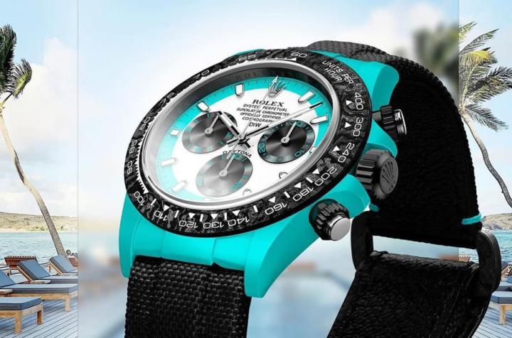 DiW以加勒比海小岛圣巴瑟米集体为灵感，创造出Daytona ”Celeste”，手表的蔚蓝色外观搭配碳纤维表圈令人惊艳。Source：Designa Individual Watches