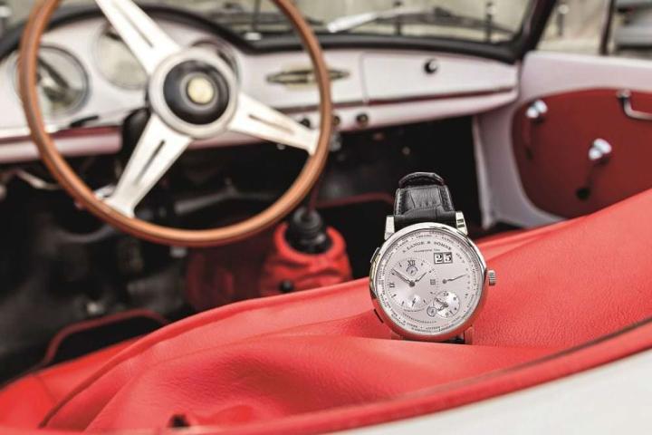 这款Lange 1 Time Zone朗格1号世界时区表款，为朗格腕表非常有代表性的实用功能。采用自制L031.1手上链机芯，拥有偏心表盘、大日期视窗与动力储存显示等朗格1号经典元素