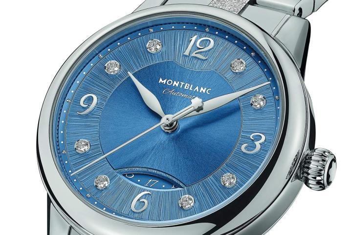 宝曦日期显示自动腕表配备 30 毫米不锈钢表壳，并搭配优雅的蓝色磨砂表盘，表盘上饰有钻石时标、镀铑花体阿拉伯数字和镀铑指针。仔细观察表盘，可以欣赏到许多精致的制表细节，包括表盘外围的阳刻浮雕图案、环绕磨砂饰面的镌刻圆线。